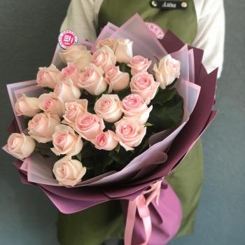 Бело-розовые розы 60 см (Россия) артикул  28476orb